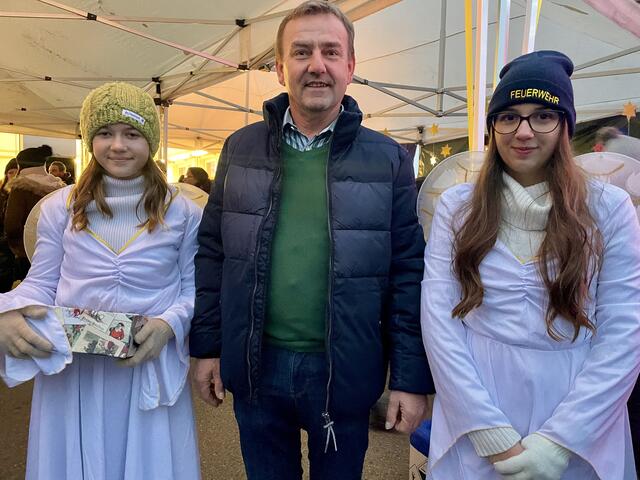 Bürgermeister Harald Brunner zwischen den beiden Engelchen.  | Foto: Elisabeth Kloiber