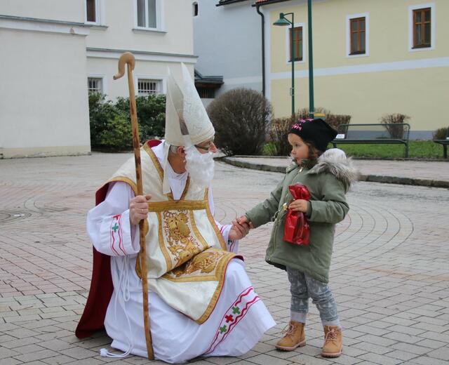 Heuer besucht der Nikolaus am 6. Dezember die Stadtpfarrkirche und die Stadtbibliothek Knittelfeld.
 | Foto: Stadtgemeinde Knittelfeld