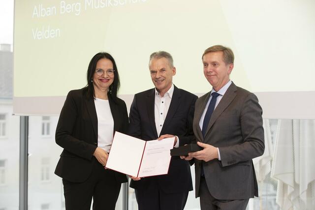 Finanzreferentin Doris Schober-Lesjak, Bürgermeister Ferdinand Vouk und Vizebürgermeister Helmut Steiner sparen gemeinsam ein. | Foto: Gemeinde Velden am Wörthersee