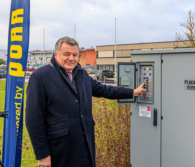 Landesrat Günther Steinkellner eröffnet die 4-streifige B1 in Hörsching mit der Aktivierung der Ampelschaltung | Foto: Land OÖ/M. Wolfsteiner