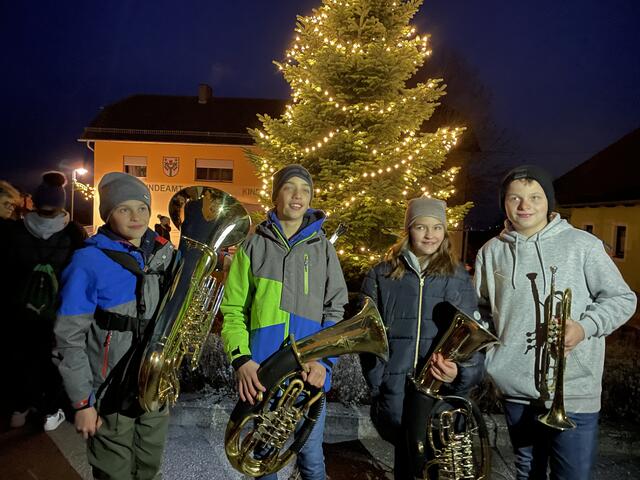 Die Entzündung der Christbaum-Lichter wurde musikalisch von den Jungmusikern des Musikvereins Krobotek umrahmt.  | Foto: Elisabeth Kloiber