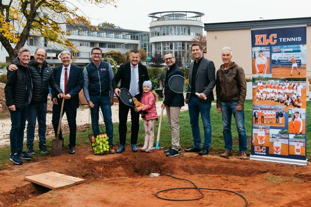 Mit prominenter Unterstützung erfolgte der Spartenstich zur Traglufthalle | Foto: Büro LH Kaiser/Ivan Filipovic