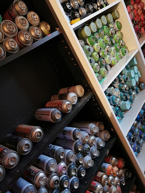 Das Farb-Lager: fein sortiert und aufgeräumt | Foto: Hermine Arnold