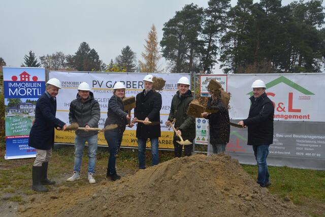 Auch Bürgermeister Jürgen Rummel (Dritter von rechts) nahm am Spatenstich in Neulengbach teil. | Foto: Puchinger