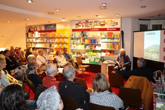 Zahlreiche interessierte BesucherInnen kamen zur Buchpräsentation in die Tyrolia Landeck. | Foto: Othmar Kolp