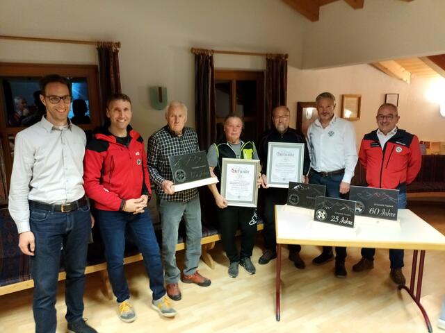 Ehrungen der Bergrettung Nauders: Bgm. Helmut Spöttl, Ortsstellenleiter Karl Spöttl, Heinz Gunsch, Helmut Klinec, Robert Schuchter, Ortstellenleiter Stv. Dietmar Geiger und Bezirksleiter Johannes Grüner (v.l.). | Foto: Manfred Noggler