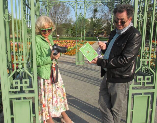 Christine Peer-Valenta wohnt seit 20 Jahren in Schüttdorf – sie hat die Fotos zum Buch ihres Sohnes beigesteuert. | Foto: Alexander Peer