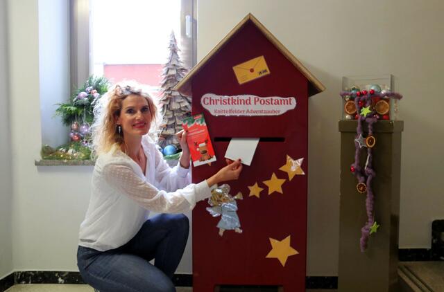 Die Obfrau des Ausschusses Kinder, Jugend und Familie, Tanja Schmid, beim Versenden ihrer Weihnachtspost. | Foto: Stadtgemeinde Knittelfeld