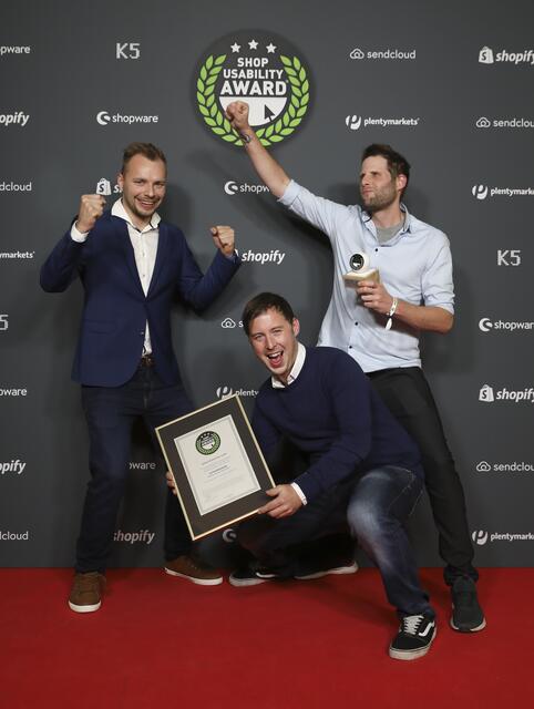 Große Gala, großer Preis: Mountain Media-Geschäftsführer Julian Heritsch übernahm im Gloria Palast in München mit Thomas Hofer und Martin Kräftner (sehen!Wutscher) den Preis für den besten Webshop Österreichs 2022. | Foto: K5