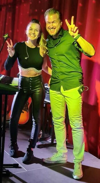 Viktoria und Oliver Wieser bei ihrem Auftritt in der Stocksporthalle des ESV Alte Maut.  | Foto: privat
