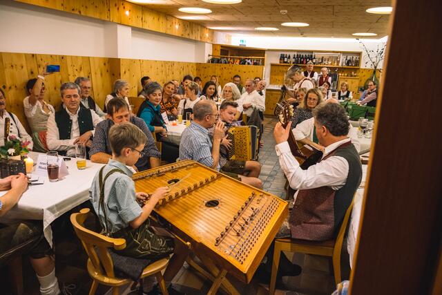 Die besonders musikalische Familie Weger mit verschiedensten Instrumenten, wie z.B. das Osttiroler Hackbrett | Foto: Pernsteiner