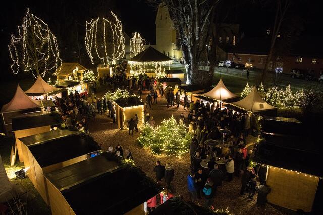Fernab von Stress und Hektik können sich Besucherinnen und Besucher beim Adventmarkt im Schlosspark auf die besinnlichste Zeit des Jahres einstimmen. | Foto: Freisinger