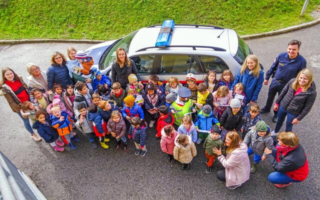 Die Kindergartenkinder, Pädagoginnen und Stadtpolizist René Schreiber. | Foto: Privat