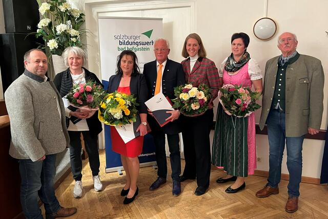 Im Rahmen des "Festkonzertes der Hoffnung" wurde die ehrenamtliche Leitung des Bad Hofgasteiner Bildungswerkes offiziell an Anna (Dritte von links) und Johann Freiberger (Mitte) übergeben. | Foto: Salzburger Bildungswerk