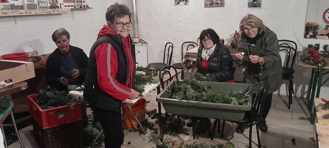 Adventkranzbinden des Brauchtums "eist und jetzt".
Von links nach rechts: Herta Wagner, Irmi Heinrich, Elfi Prinz und Helga Nebel. Brauchtums-Obfrau Nina Kostner am Auslöser - nicht im Bild! | Foto: Nina Kostner