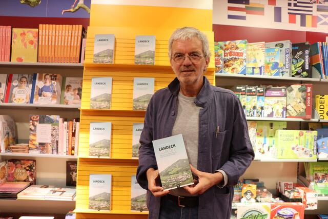 Historiker Manfred Jenewein präsentierte sein bereits zehntes Buch: "Landeck 1900 bis 1923. Wie aus ein paar Dörfern eine Kleinstadt wurde." | Foto: Othmar Kolp