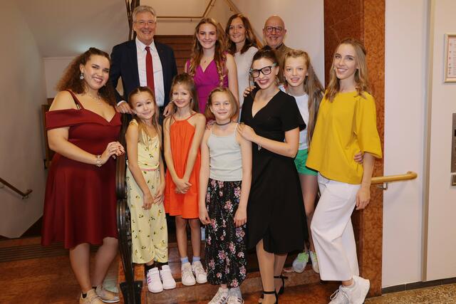 Landeshauptmann Peter Kaiser mischte sich unter die begeisterten Besucher des Musicals „Das Klassentreffen“ im Konzerthaus Klagenfurt. | Foto: LPD/Wajand