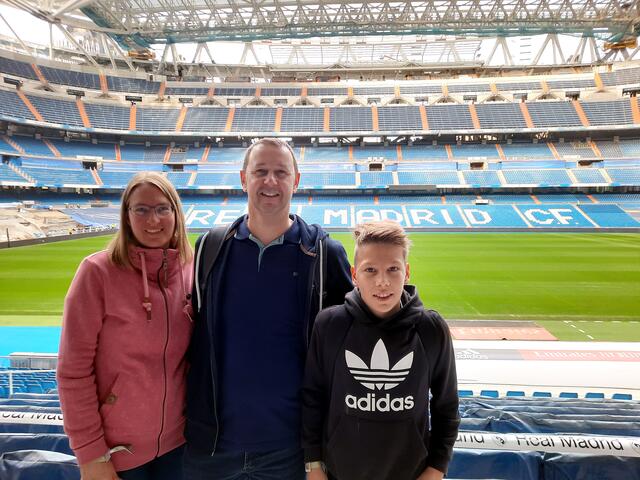 Clemens Gruber aus St. Thomas mit seinen Eltern im Stadion von Real Madrid.  | Foto: privat