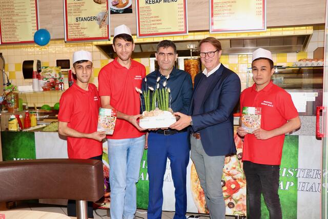 Bgm. Marcus Martschitsch gratulierte Ali Saritas, Geschäftsführer Mehmet Pire und Mitarbeitern zur Eröffnung des „Meister Kebab Haus“. | Foto: Alfred Mayer