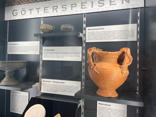 Im Zuge der Sonderausstellung "Römische Lebensmittel für Leib und Seele" ist im Tempelmuseum auch ein in Flavia Solva gefundenes Mithras-Gefäß - ein Krug, in dem von den Römern Wein gemischt wurde - ausgestellt. | Foto: Waltraud Fischer