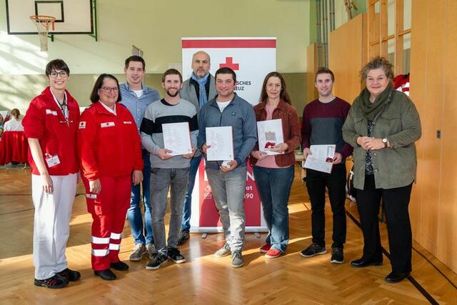 Am Foto (v.l.n.r.): Dr. Margarita Strobl (Ärztin Blutspendezentrale), Marina Fischer (RK Atzenbrugg), Andreas Senninger (Bronze), Johannes Herzog (Bronze), Franz Buchberger (Vizebürgermeister Atzenbrugg), Anton Reichhuber (Silber), Beate Kopp (Silber), Martin Herzog (Bronze), Beate Jilch (Bürgermeisterin Atzenbrugg) | Foto: Rotes Kreuz Atzenbrugg