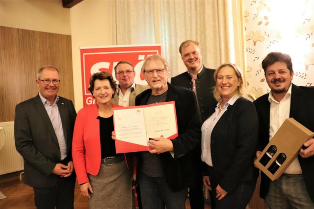 Seit 50 Jahren ist der frühere Postbeamte Helge de Vries/Hitzendorf Parteimitglied. Bernd Osprian, Hitzendorfs Ortsparteivorsitzender Werner Roth und Vzbgm. Robert Hafner, Karin Boandl-Haunold und Udo Hebesberger gratulierten. | Foto: Edith Ertl