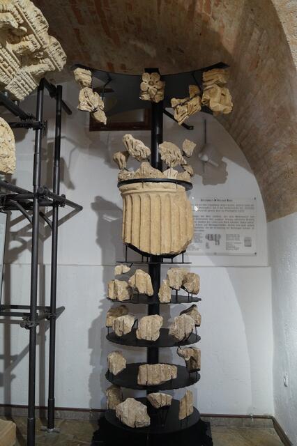Archäologe Bernhard Schrettle und Schlosser Andreas Mitteregger haben eigens für das Tempelmuseum eine Stahlkonstruktion in Form einer korinthischen Tempelsäule entworfen.