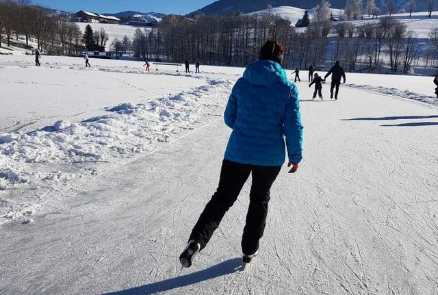 Wenn es im Pinzgau tagelang Minustemperaturen hat, dann hat der Ritzensee eine wunderbar präparierte Eislaufspur. Hier lohnt es sich, vor allem bei schönem Wetter und traumhaftem Panorama, auf den Kufen viele Runden zu ziehen. Auch auf dem Zeller See lässt es sich wunderbar eislaufen. | Foto: Braun