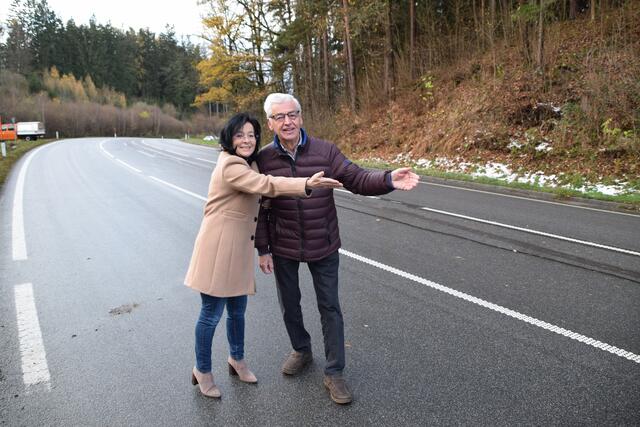 LAbg. Margit Göll und Franz Steininger freuen sich, dass sie eine Entschärfung der Gefahrenstelle erwirken konnten. | Foto: VP NÖ