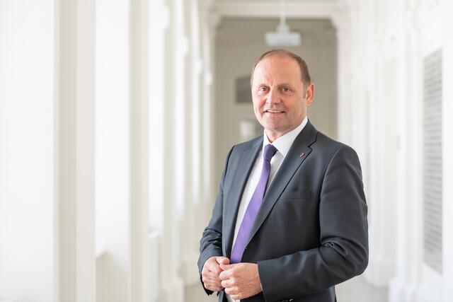 „Mit den freigegebenen Landesförderungen können die Produzentinnen und Produzenten wesentliche Investitionsvorhaben realisieren.", so LHStv Geisler. | Foto: Land Tirol/Berger