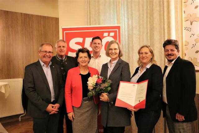Gabriele Meister ist seit 50 Jahren Parteimitglied, Bernd Osprian, Gratkorns Vzbgm. Günther Bauer, Bgm. Michael Feldgrill, LR Ursula Lackner, Karin Boandl-Haunold und Udo Hebesberger gratulierten. | Foto: Edith Ertl