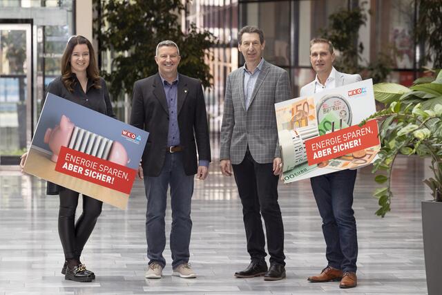 Profis in Sachen Energie (v.l.): Veronika Opbacher (Innungsmeisterin der Tiroler Installateur:innen), Manfred Hober (Innungsmeister der Tiroler Hafner:innen), Helmut Brenner (Innungsmeister der Tiroler Elektrotechniker:innen) und Franz Jirka (Obmann der Sparte Gewerbe und Handwerk und Innungsmeister der Tiroler Rauchfangkehrer:innen). | Foto: die Fotografen