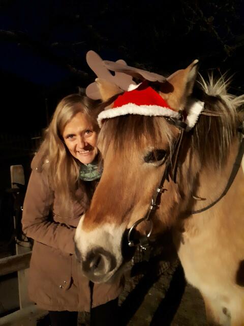 Magister Manuela Gruber-Koch vom gemeinnützigen Verein Grukodil-Farm (hier mit Stute Yri) ist überglücklich, dass heuer wieder ein kleiner, aber feiner Adventmarkt bei ihnen auf der Alm stattfinden kann. | Foto: Grukodilfarm