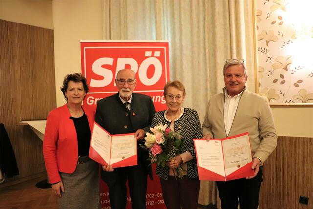 Hans und Berta Sulzer halten der SPÖ seit 60 Jahren die Treue, Ursula Lackner und Kainbachs Ortsparteivorsitzender Werner Ranftl bedankten sich dafür. | Foto: Edith Ertl