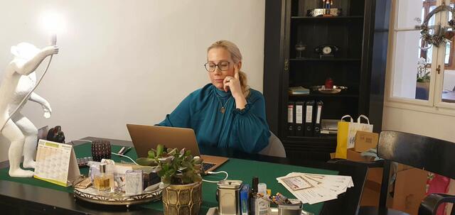 Andrea Eder bei der Organisation, es gibt viel zu tun | Foto: Philipp Steinriegler