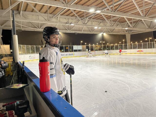 Mit dabei beim Training des Salzburger Dameneishockeyvereins DEC Eagles | Foto: Anna Wintersteller