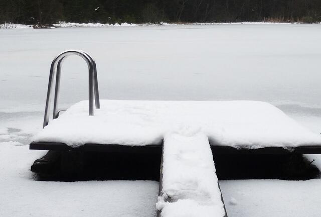 Eisbaden ist voll im Trend. Die Pongauer Gewässer bieten im Winter die perfekte Möglichkeit für die eiskalte Erfrischung. Regelmäßiges Eisbaden soll die Durchblutung fördern und das Immunsystem stärken. In jedem Fall ist es eine kostenlose Alternative für einen aufregenden Wintertag. | Foto: pixabay