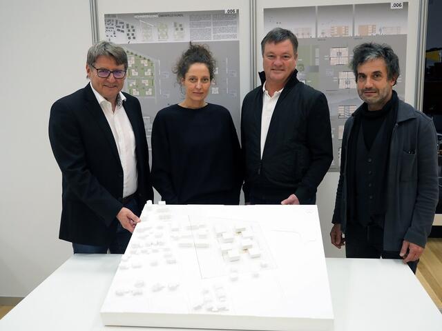NHT-Geschäftsführer Hannes Gschwentner (li.) und Bürgermeister Anton Hoflacher präsentieren mit den Jurymitgliedern Silvia Boday und Florian Schedle (re.) das Siegerprojekt | Foto: NHT