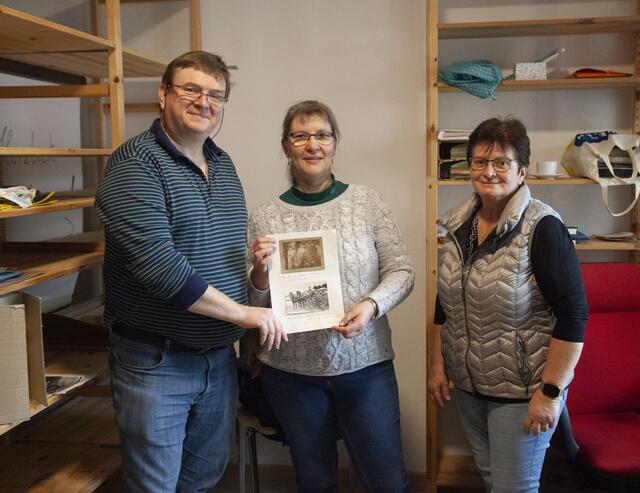 Das 2000ste Foto ist eingetroffen. Das Topothekenteam sichert Fotos und Dokumente, recherchiert, bereitet auf und macht der Öffentlichkeit Informationen zugänglich. | Foto: Regina Courtier