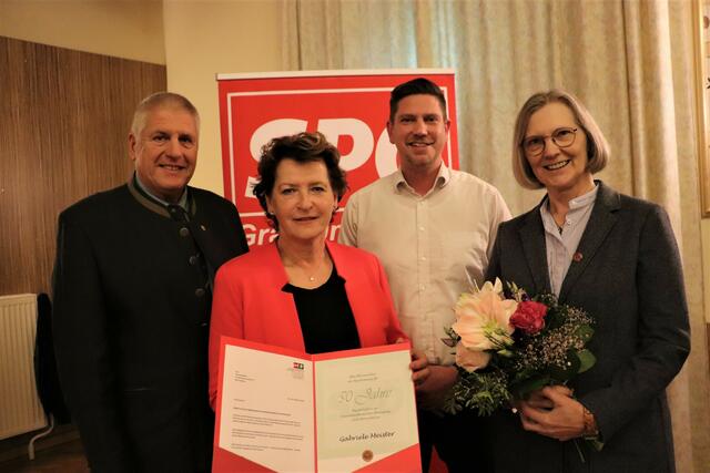 Gabriele Meister (re) ist seit 50 Jahren Parteimitglied, LR Ursula Lackner, Gratkorns Bgm. Michael Feldgrill und sein Vize Günther Bauer gratulierten. | Foto: Edith Ertl