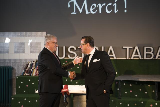 Bürgermeister Klaus Luger (links) bedankt sich bei Chris Müller für zehn Jahre Wirken in der Tabakfabrik Linz.  | Foto: Tabakfabrik Linz