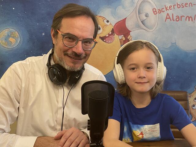 Robert und Johannes Sattler setzen sich jede Woche vor das Mikrofon und nehmen eine neue Folge vom Backerbsen-Alarm auf. | Foto: Barbara Sattler