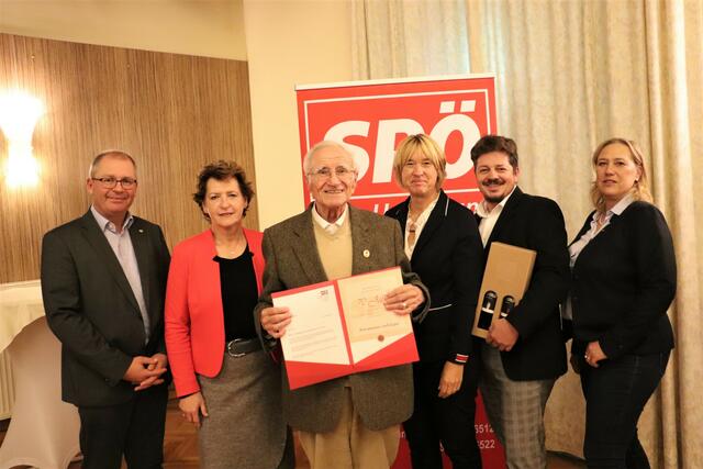 Hermann Sabitzer mit den roten Gratulanten Bernd Osprian, Ursula Lackner Sabine Resch, Udo Hebesberger und Karin Boandl-Haunold. | Foto: Edith Ertl