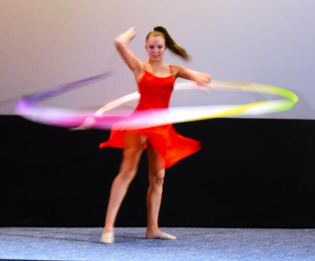 Zwei Showeinlagen brachten viel Schwung auf die Bühne – Sophia Cirabisi vom Rhythmischen Verein Innsbruck (Leistungszentrum Tirol). | Foto: Schwaighofer