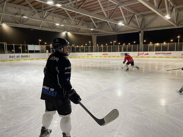 Mit dabei beim Training des Salzburger Dameneishockeyvereins DEC Eagles | Foto: Anna Wintersteller