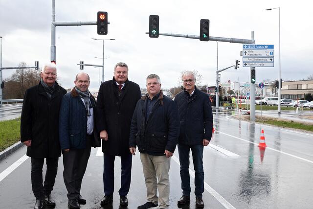 Ampel in Hörsching steht auf grün – vlnr.:  Vbgm. Walter Holzleithner, Bgm. Klaus Wahlmüller; LR Günther Steinkellner, GR Claus Ernstbrunner, Leiter der Abteilung Straßenneubau  und -erhaltung
Christian Dick | Foto: Land OÖ/Kauder