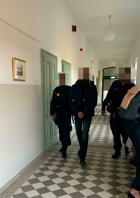 Georgier am Weg zur Verhandlung | Foto: Ilse Probst