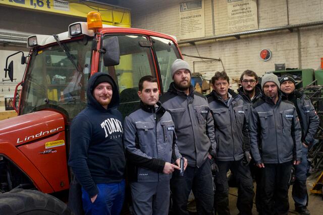 Kälteerprobt, aber nicht freiwillig: die Mitarbeiter von Schoeller Bleckmann Technisches Service in der Schlosserei-Halle. Hier hat es frische 10°C.