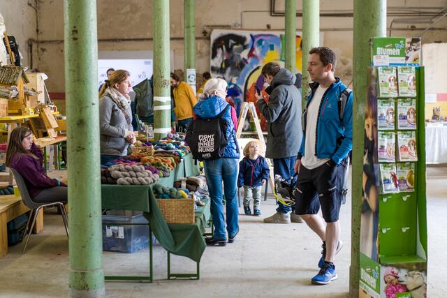 Am Zukunftshof gibt es beim Adventspektakel ein großes Angebot: Von Kunst und Wolle bis hin zu Punsch, Maroni und Raclette. | Foto: Visu Studio Vienna