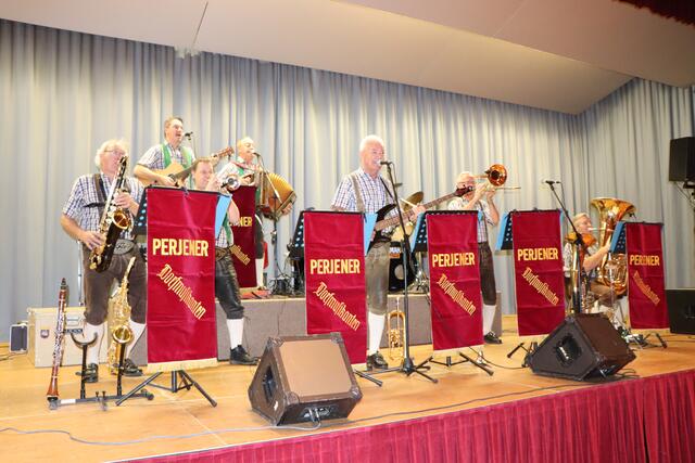 Die Perjener Dorfmusikanten sorgten für eine gute Stimmung. | Foto: Othmar Kolp